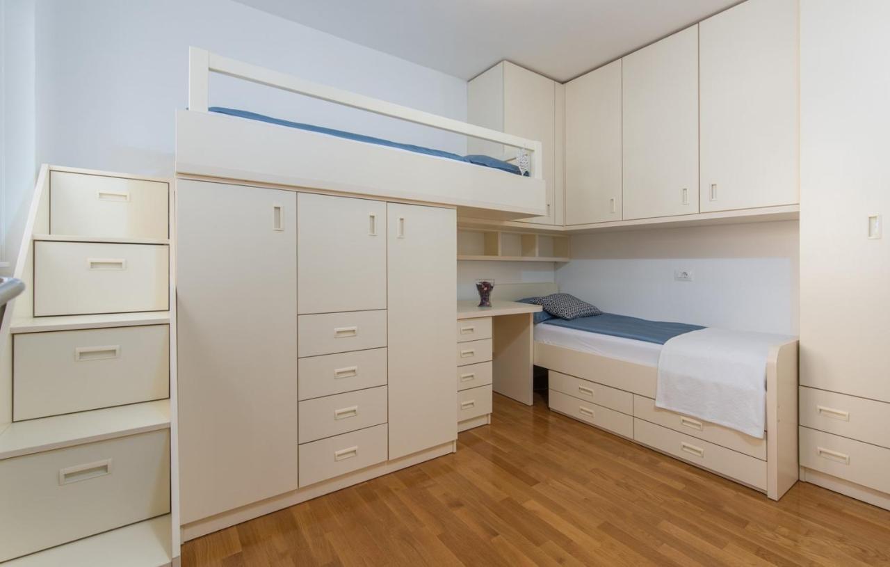 Apartment Melarnian Near The Beach In Umag Luaran gambar