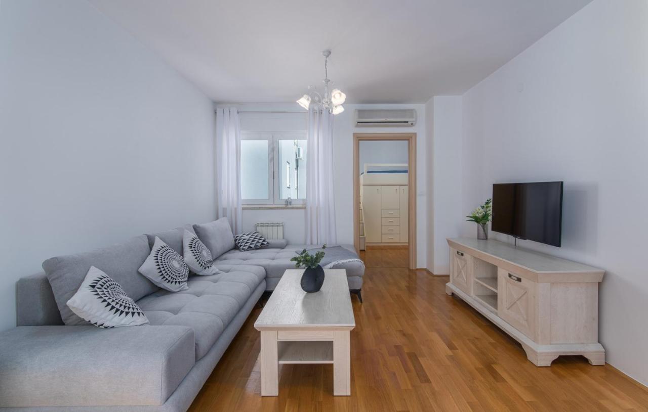 Apartment Melarnian Near The Beach In Umag Luaran gambar