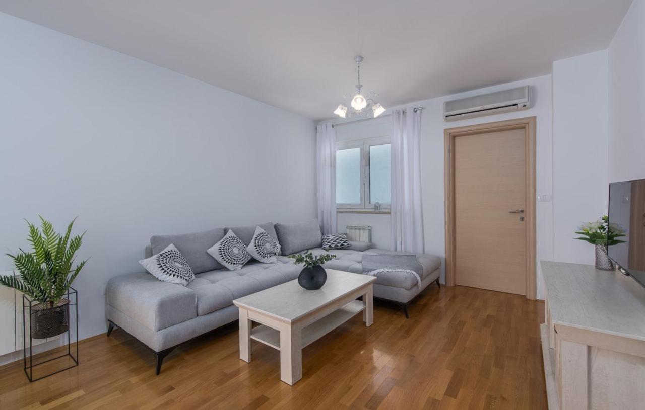 Apartment Melarnian Near The Beach In Umag Luaran gambar